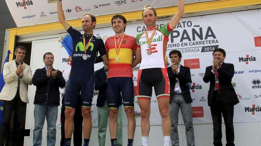 Ion Izagirre (centro), junto a Alejandro Valverde (izquierda) y Carlos Barbero, en el podio.
