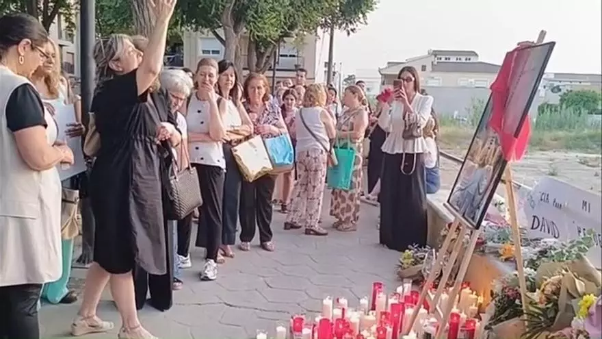 Vecinos de Zarandona despiden con velas y flores a David