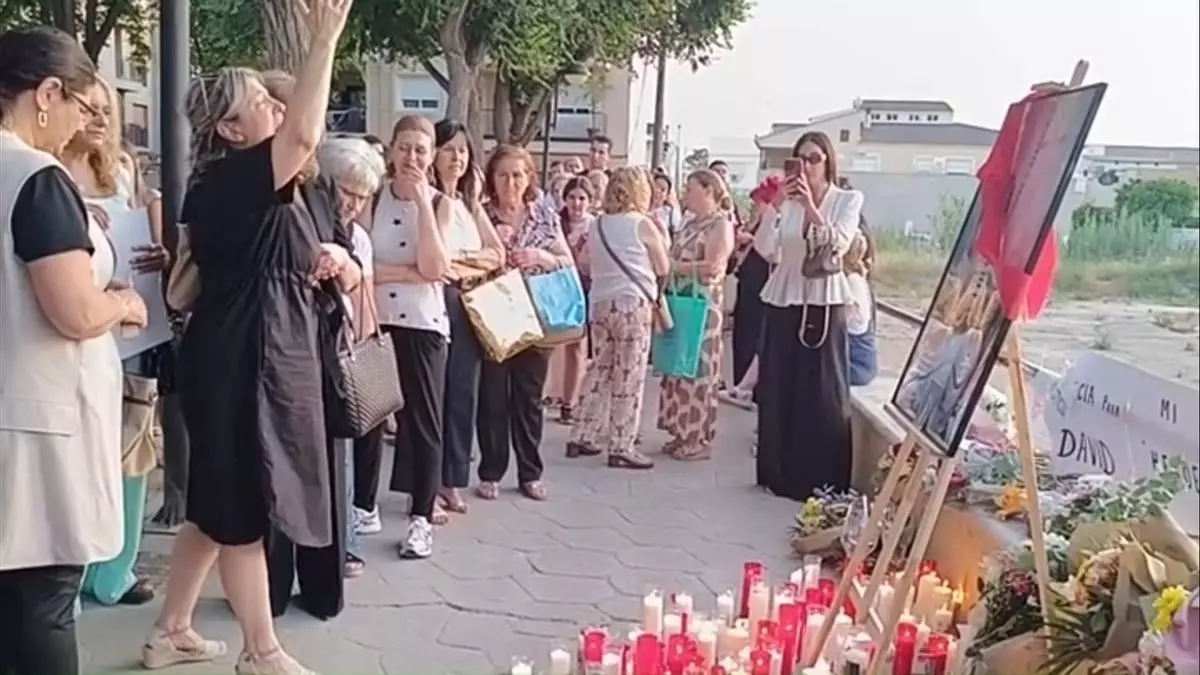 Zarandona despide con flores, velas y emoción a su vecino: "David murió en un hospital y despertó en el cielo"