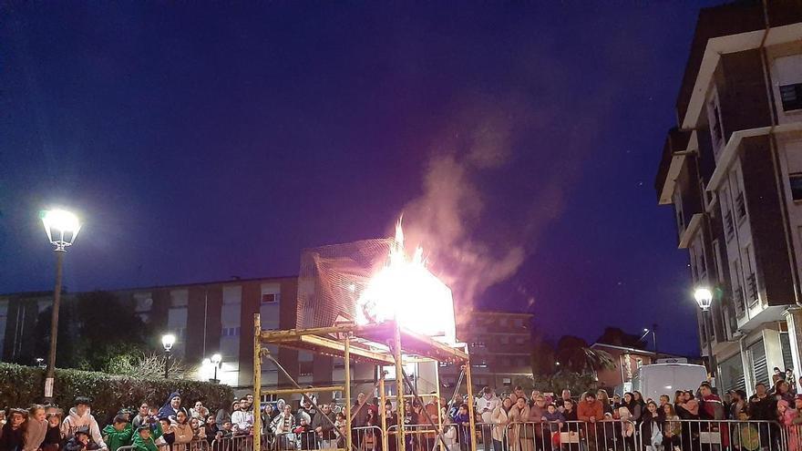 VÍDEO; Quema de la sardina en el Antroxu de Llanera