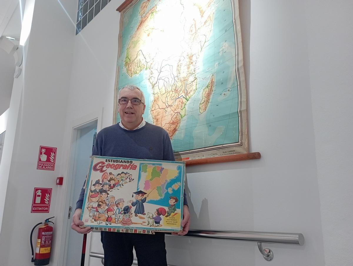 El cofundador del Museo Andaluz de la Educación con el juego electrónico ‘Estudiando Geografía’ de los primeros 70.