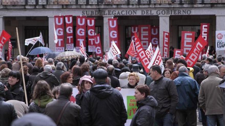 Participantes en la manifestación celebrada ayer a su llegada a la plaza de la Subdelegación del Gobierno.