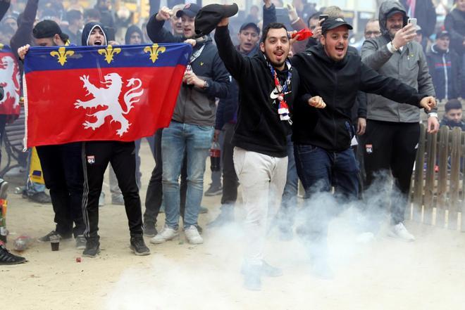 Varios centenares de seguidores radicales del Olympique Lyon se han concentrado en la plaza Artós de Barcelona desde donde se dirigirán al Camp Nou para presenciar el partido de vuelta de octavos de final de la Liga de Campeones donde los franceses s