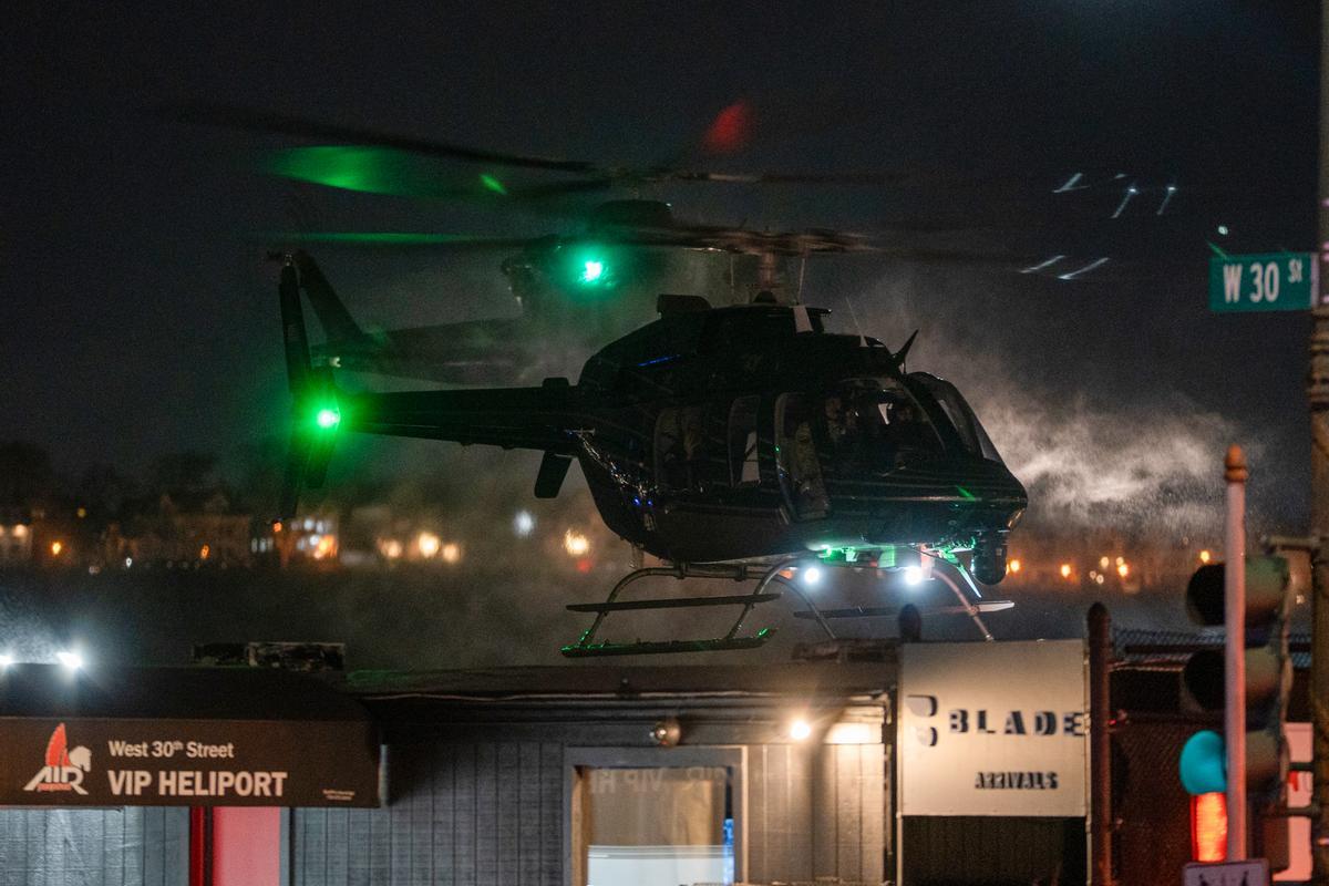 Fotografía que muestra el helicóptero dónde es trasladado el presidente de Venezuela, Nicolás Maduro, este sábado en el helipuerto Westside en Nueva York (Estados Unidos).
