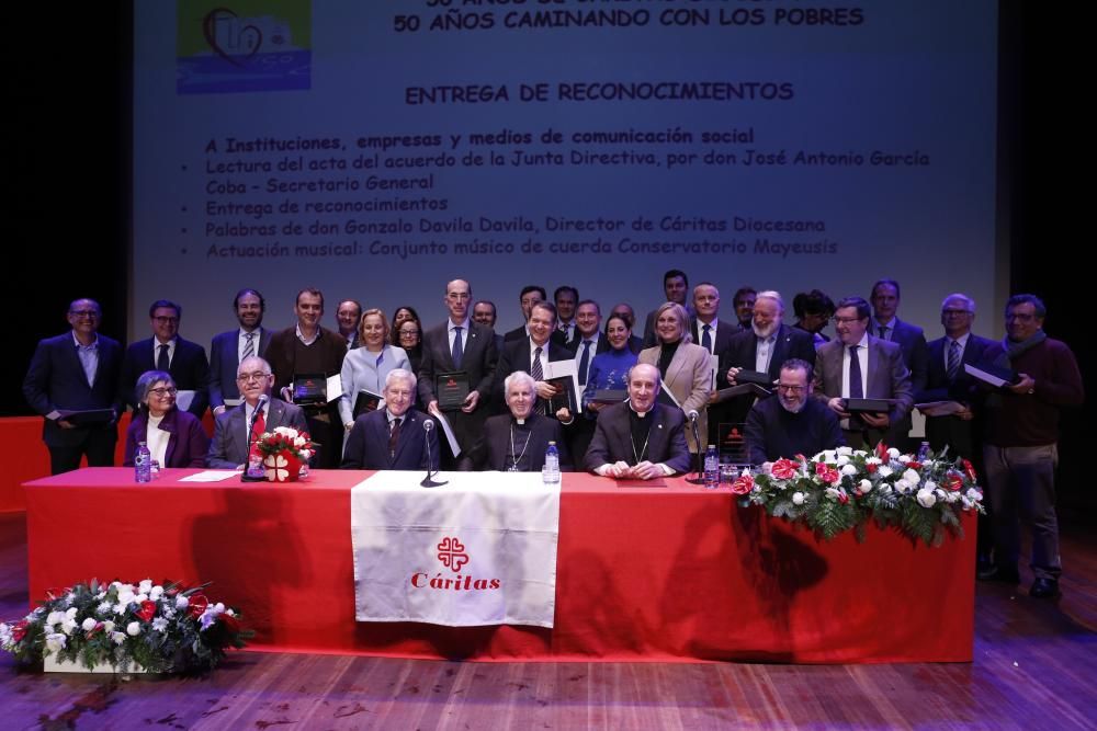 Los asistentes al acto del cincuentenario de Cáritas Tui-Vigo.