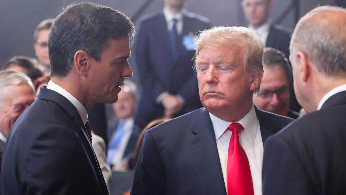El presidente del Gobierno, Pedro Sánchez (i), conversa con el presidente de los Estados Unidos, Donald J. Trump (c), al inicio de la cumbre de jefes de estado de la OTAN en Bruselas (Bélgica), 11 de julio de 2018.