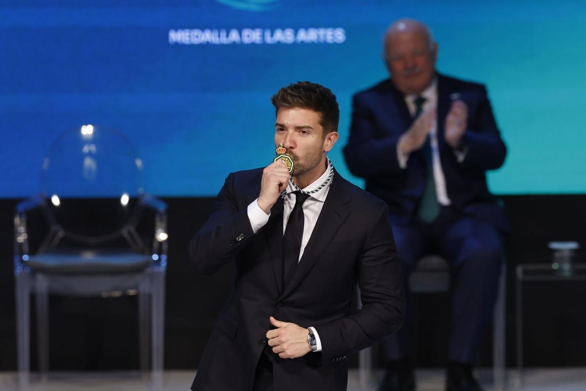 El cantante Pablo Alborán besa la Medalla de Andalucía a las Artes que ha recibido durante el acto institucional de entrega de las distinciones de Hijo/a Predilecto/a y las Medallas de Andalucía, este viernes en Sevilla