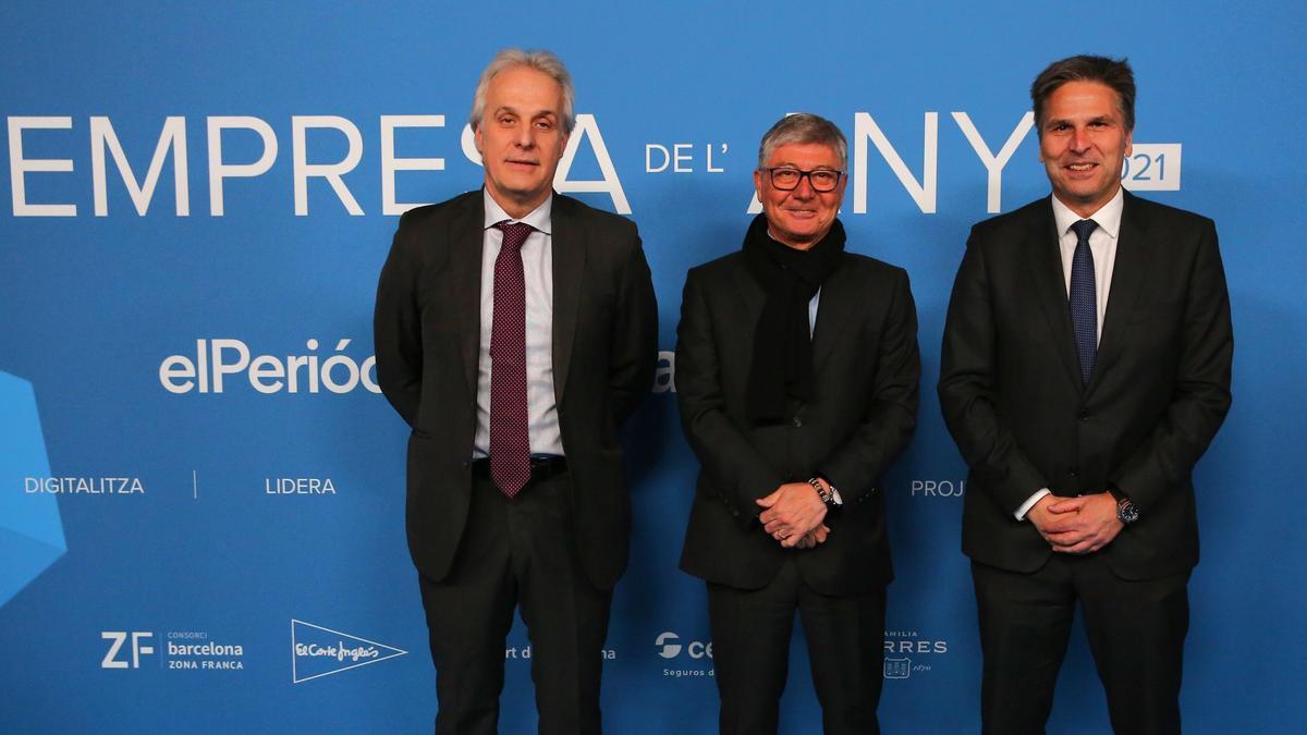 Premios EMPRESA DE LANY 2021 en la Llotja de Mar. En la foto (de I a D) Fede Segarra de Damm con Gabriel Martinez de Banc de Sabadell y Jordi Romañach de El Corte Inglés