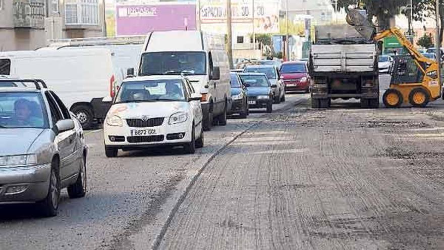 El cierre de la calle Eduardo Pondal obliga a canalizar el tráfico de salida por O Gorgullón