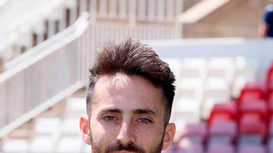 Álex Menéndez, con la camiseta del Girona.