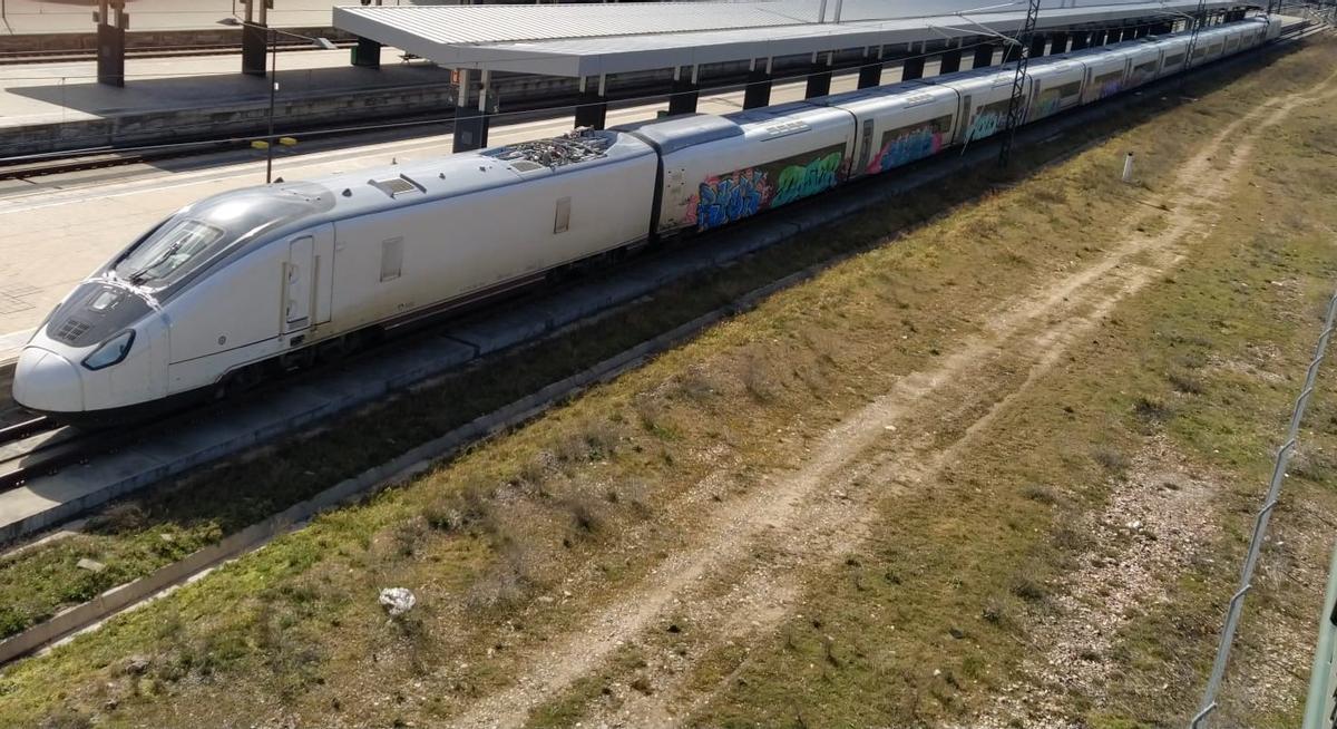 El tren Avril que aún no se ha estrenado en Zamora aparece lleno de pintadas y grafitis.