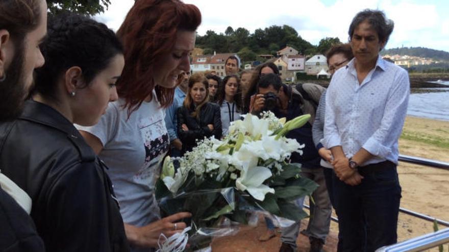 Flores y lágrimas en la marcha por Dani