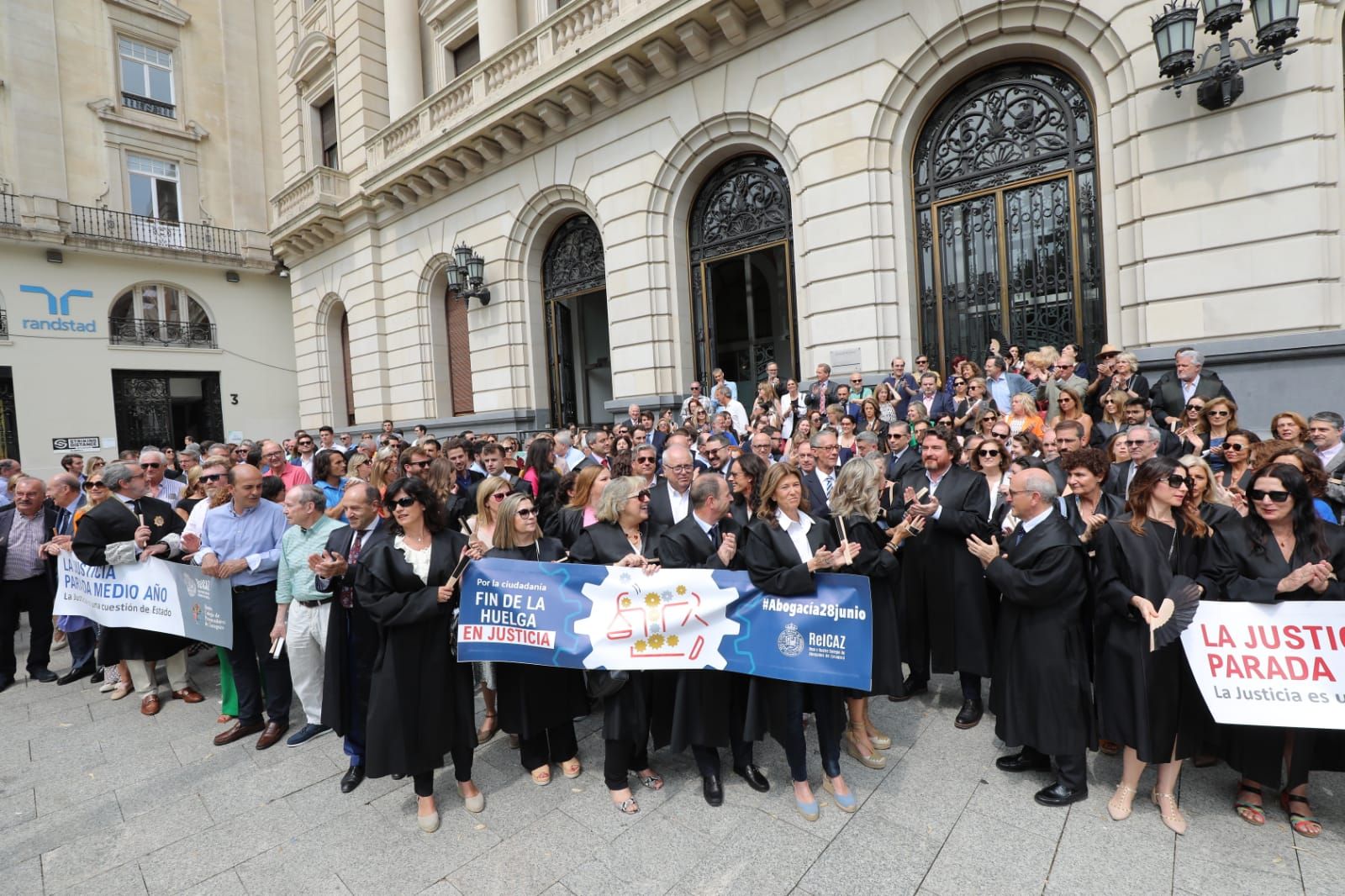 Concentración de abogados y procuradores en la plaza de España para mostrar su malestar por la paralización de la Justicia desde hace meses