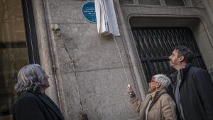 Alícia Torra, hija de Alicia de Larrocha, descubre la placa en recuerdo de su madre.