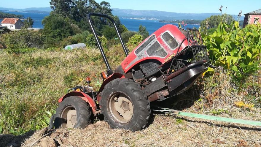 Un tractor semivolcado en Vilagarcía. // Cedida