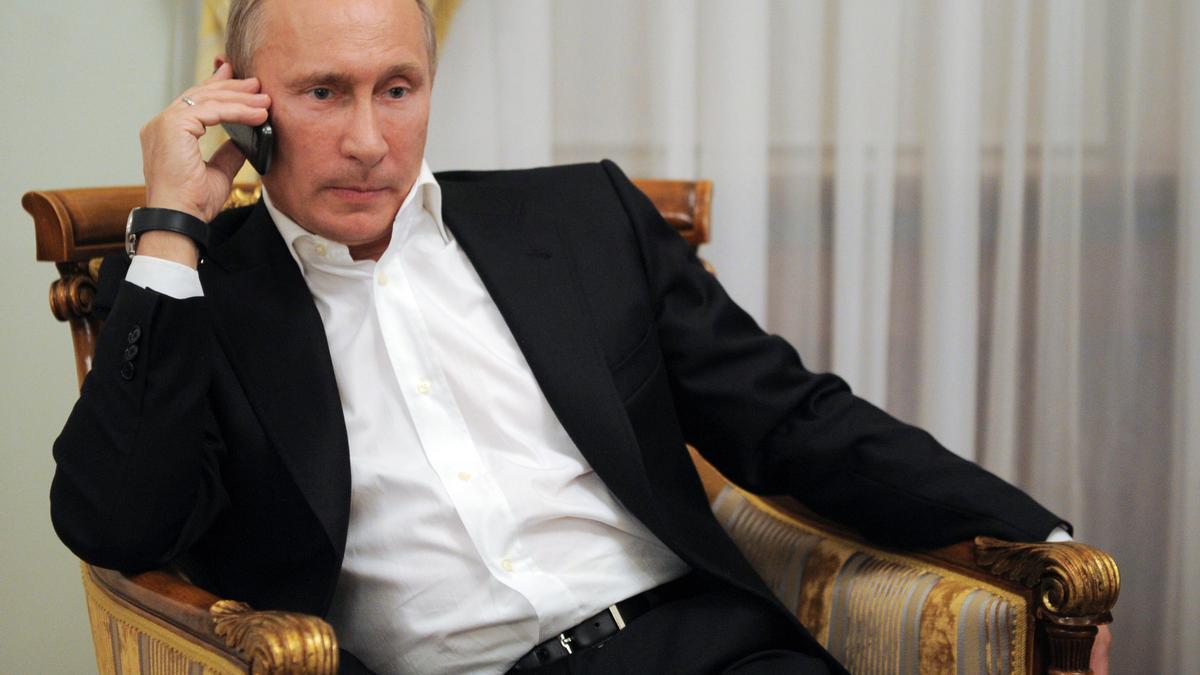 Putin con el teléfono en Moscú