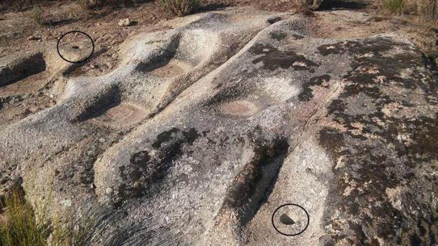 Los círculos indican las perforaciones realizadas sobre un conjunto de cazoletas de la minería romana.