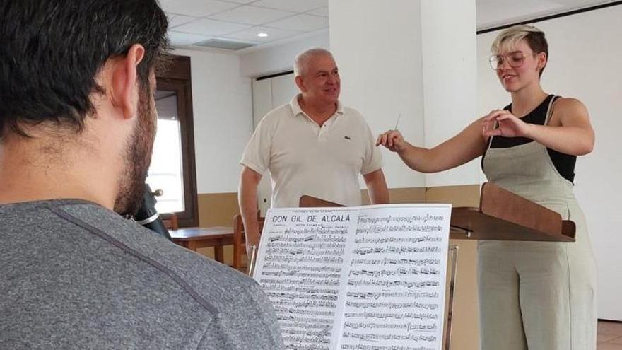 Una docena de músicos de las bandas turolenses se forman en la Colonia Polster (Teruel) como directores