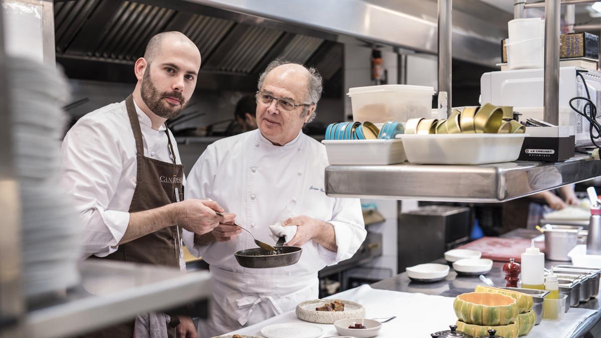 Joan y Arnau Bosch, padre e hijo tras el restaurante Can Bosch (Cambrils, Tarragona).