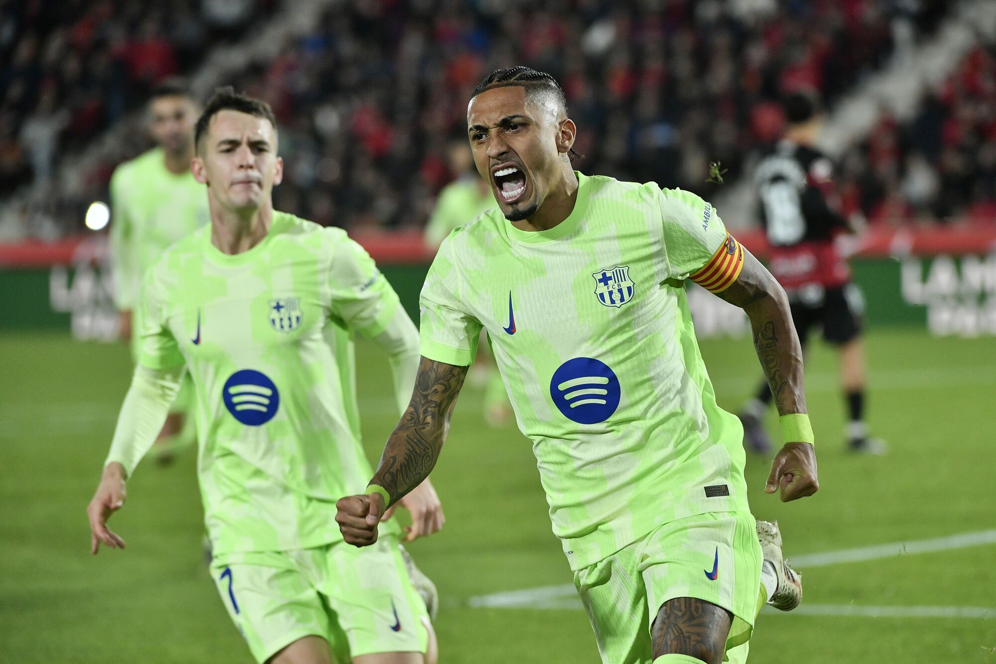 PALMA DE MALLORCA, 03/12/2024.- El delantero brasileño del FC Barcelona, Raphinha, celebra tras marcar el segundo gol ante el Mallorca, durante el partido de la jornada 19 de LaLiga EA Sports que RCD Mallorca y FC Barcelona disputan este martes en el estadio de Son Moix. EFE/ MIQUEL BORRÀS