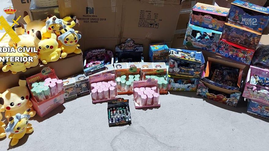 La Guardia Civil requisa en A Coruña miles de juguetes peligrosos y más de 1.100 Sonny Angels falsos