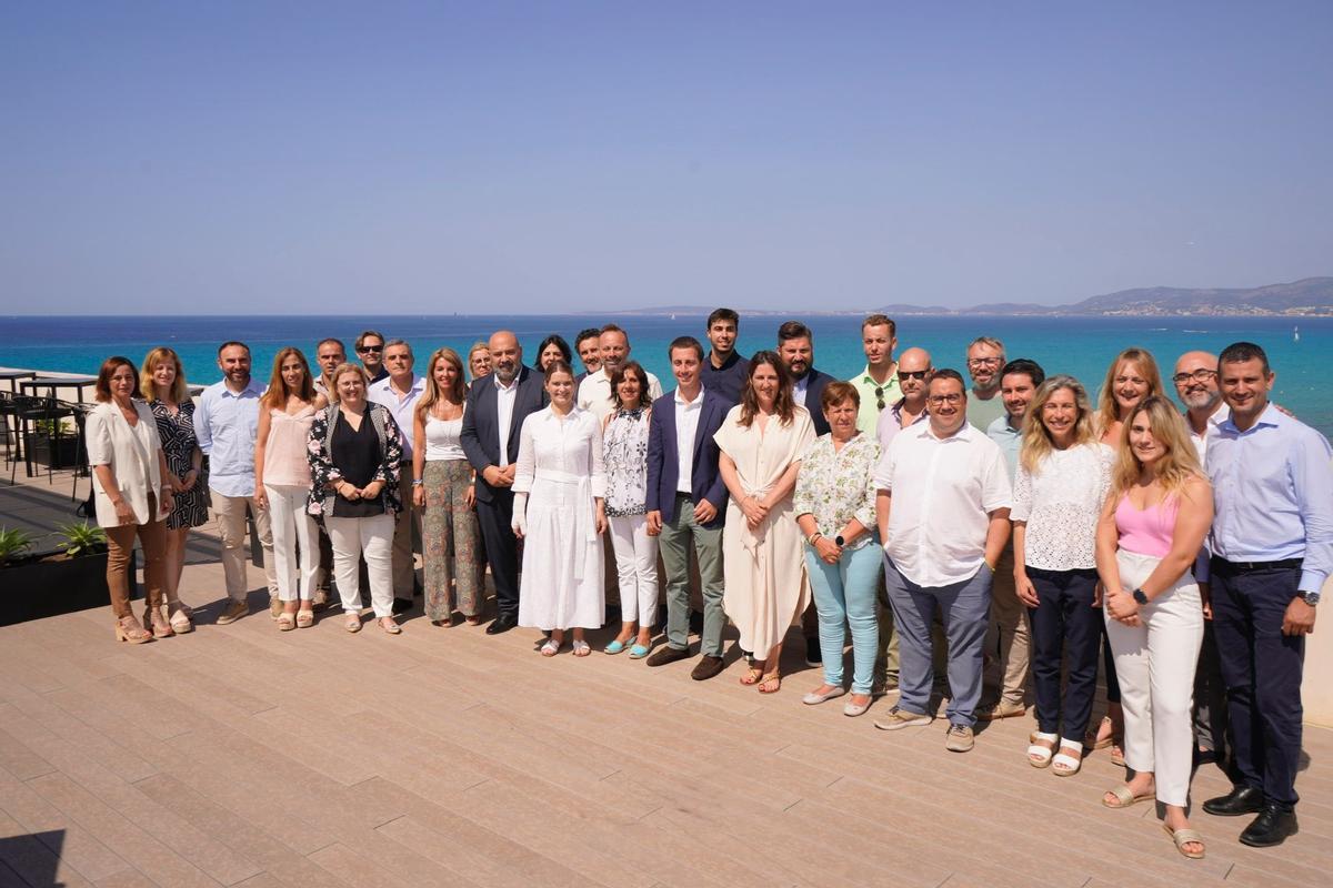 Marga Prohens lucía ayer el aparatoso vendaje en su reunión con los alcaldes.