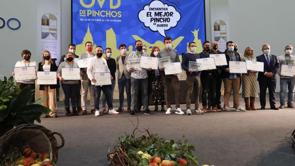 Galardonados, finalistas y autoridades, ayer, en la entrega de premios del XI Campeonato de Pinchos de Oviedo, en el Palacio de Congresos. | Luisma Murias