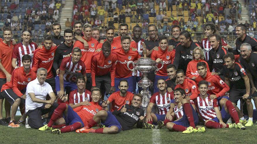 La plantilla del Atlético de Madrid celebra el Trofeo Ramón de Carranza logrado en pretemporada.