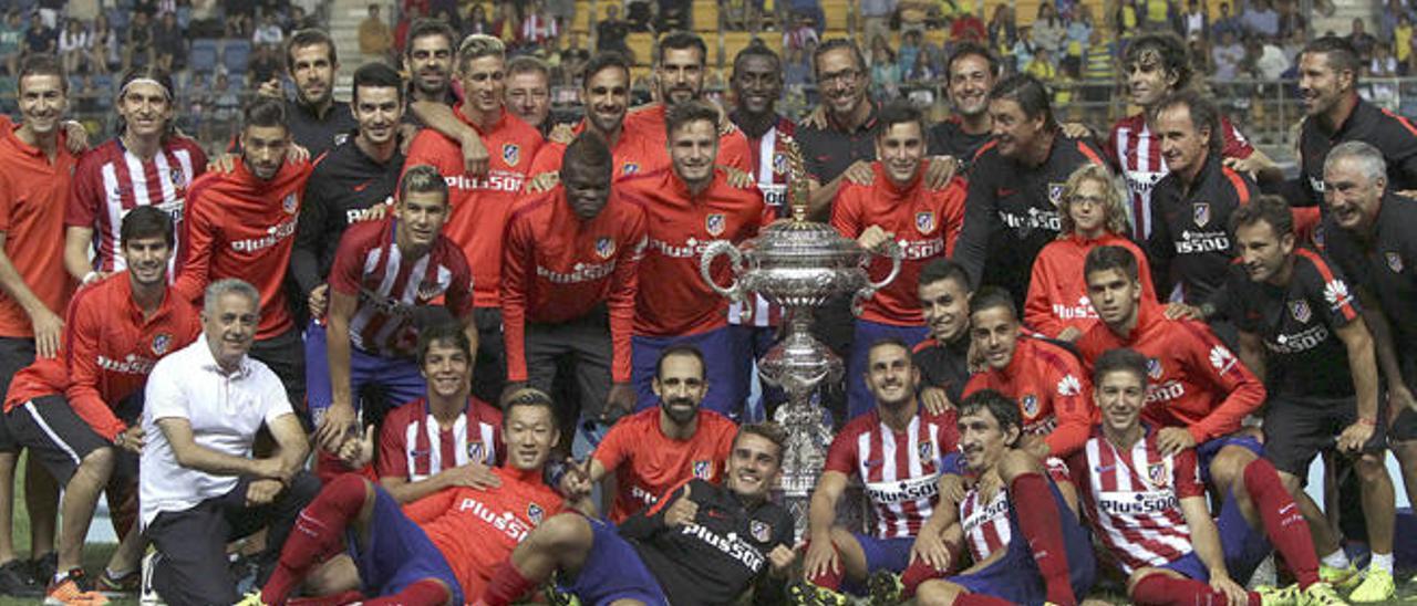 La plantilla del Atlético de Madrid celebra el Trofeo Ramón de Carranza logrado en pretemporada.