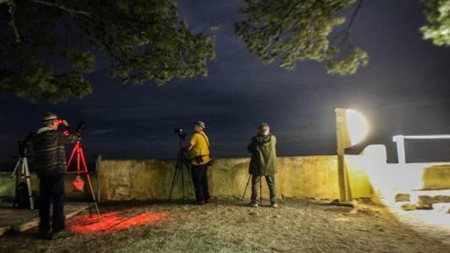 Decenas de alicantinos siguen  el eclipse lunar