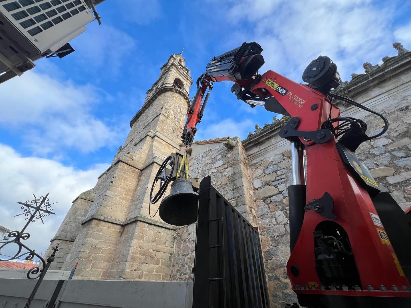 Espectacular retirada de una de las campanas de la Catedral de la Sierra en Hinojosa del Duque