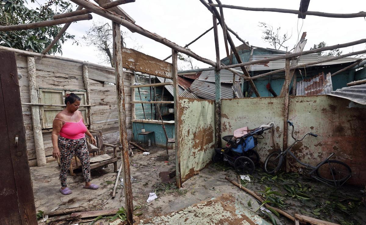 Una mujer observa su vivienda destrozada al paso del huracán Oscar en Cuba, este noviembre