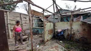 Una mujer observa su vivienda destrozada al paso del huracán Oscar en Cuba, este noviembre