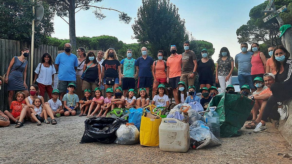 Un grup de voluntaris amb els residus que van recollir al litoral en només una hora.