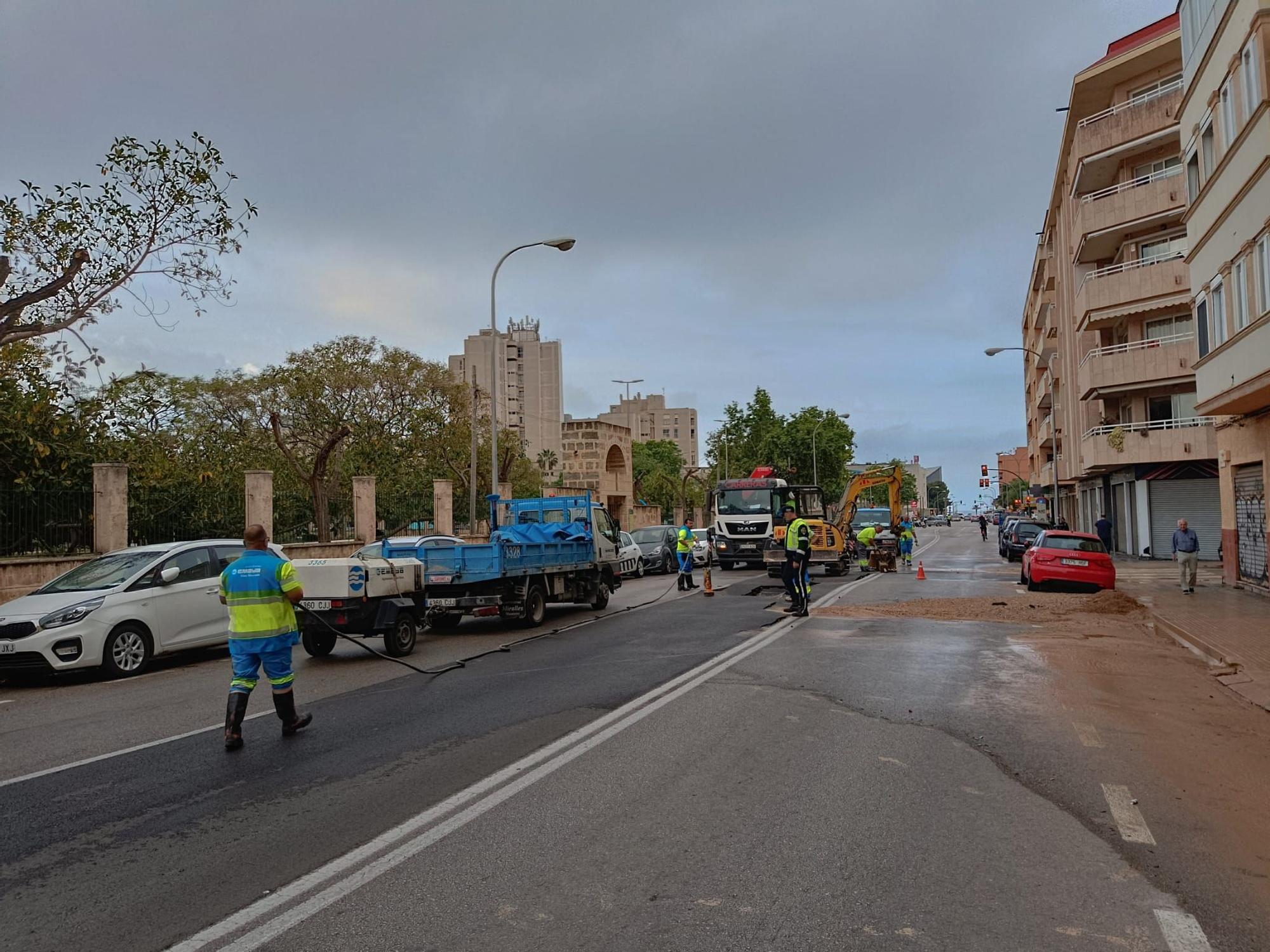 Una avería en una tubería deja sin agua a un centenar de vecinos de la calle Manuel Azaña