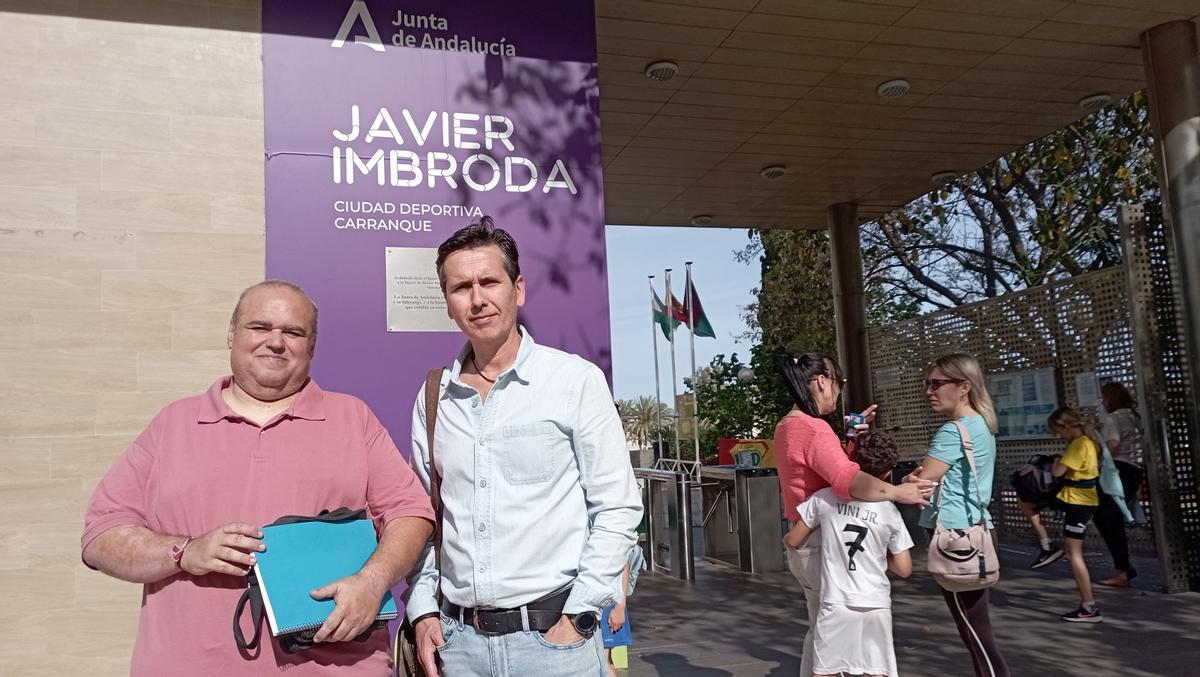Cristóbal Cobos y David Delange, delante de la Ciudad Deportiva de Carranque, dedicada a Javier Imbroda.
