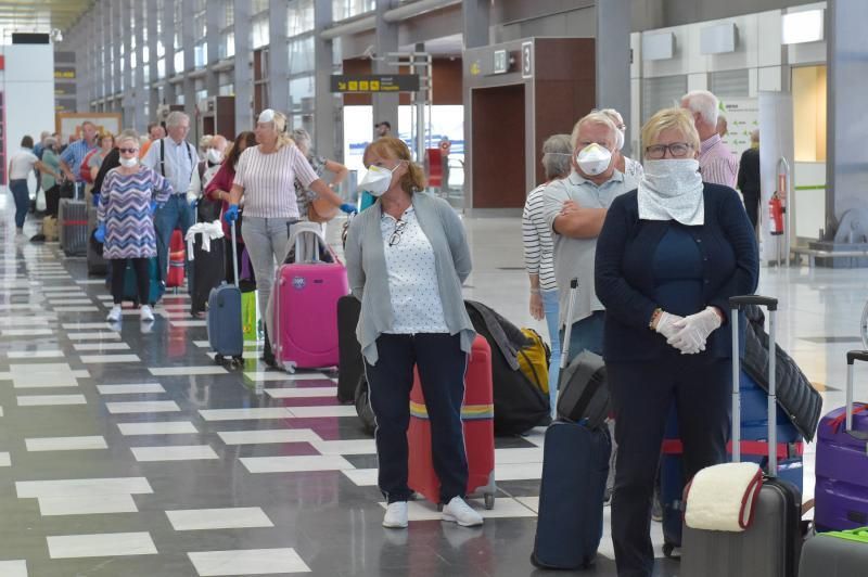 28-03-2020 TELDE. Colas de extrajeros que regresan a su pais, en el aeropuerto de Gran Canaria. Fotógrafo: Andrés Cruz  | 28/03/2020 | Fotógrafo: Andrés Cruz