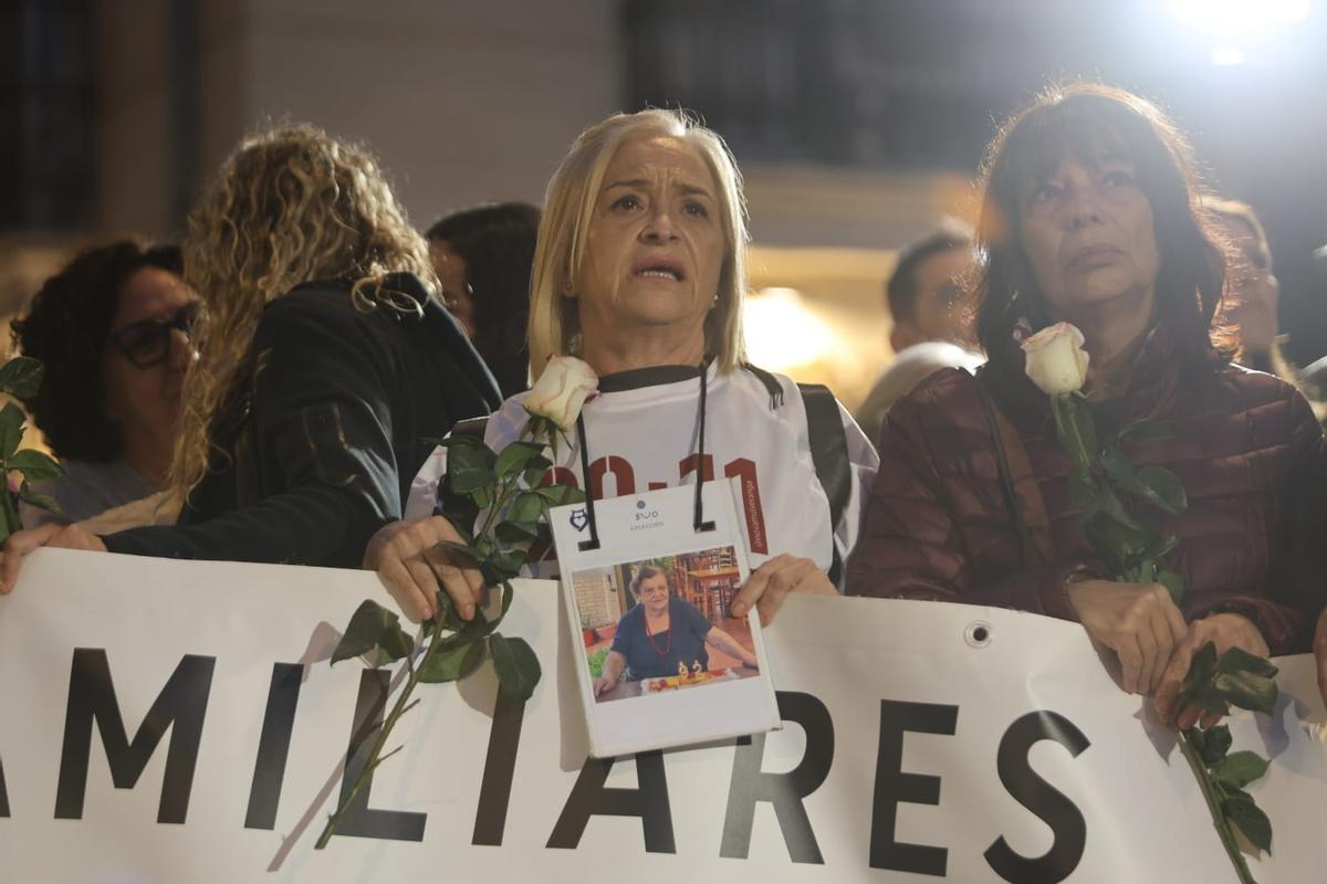 Decenas de valencianos se concentran frente a las Corts para pedir el enjuiciamiento de Mazón por su gestión de la dana