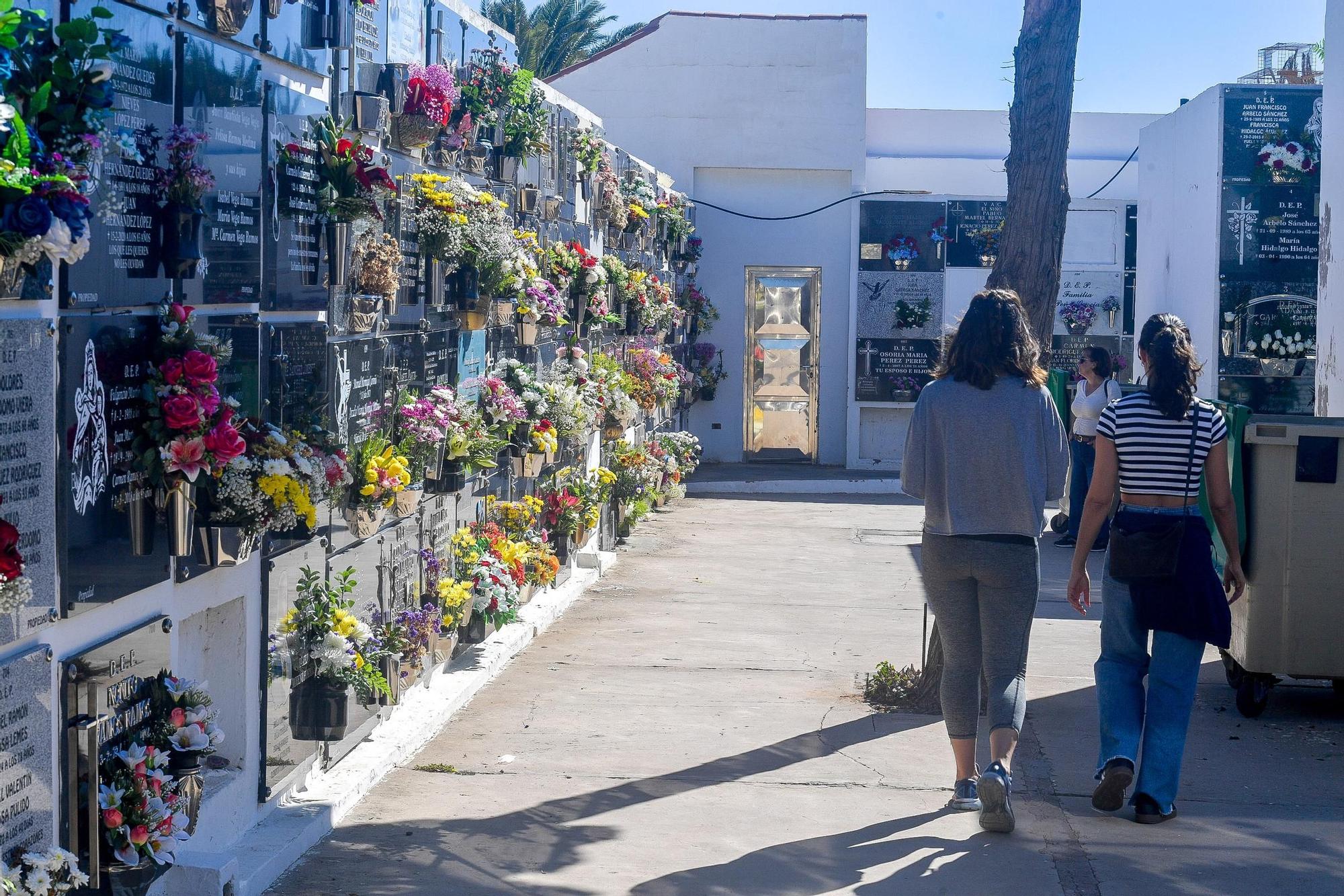 Día de Todos los Santos en cementerios de Gran Canaria
