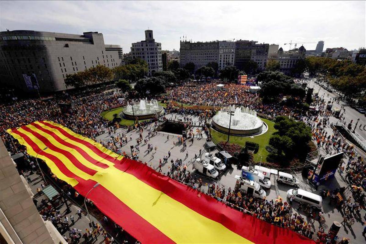 Miles de personas se concentran en Barcelona a favor de la unidad de España