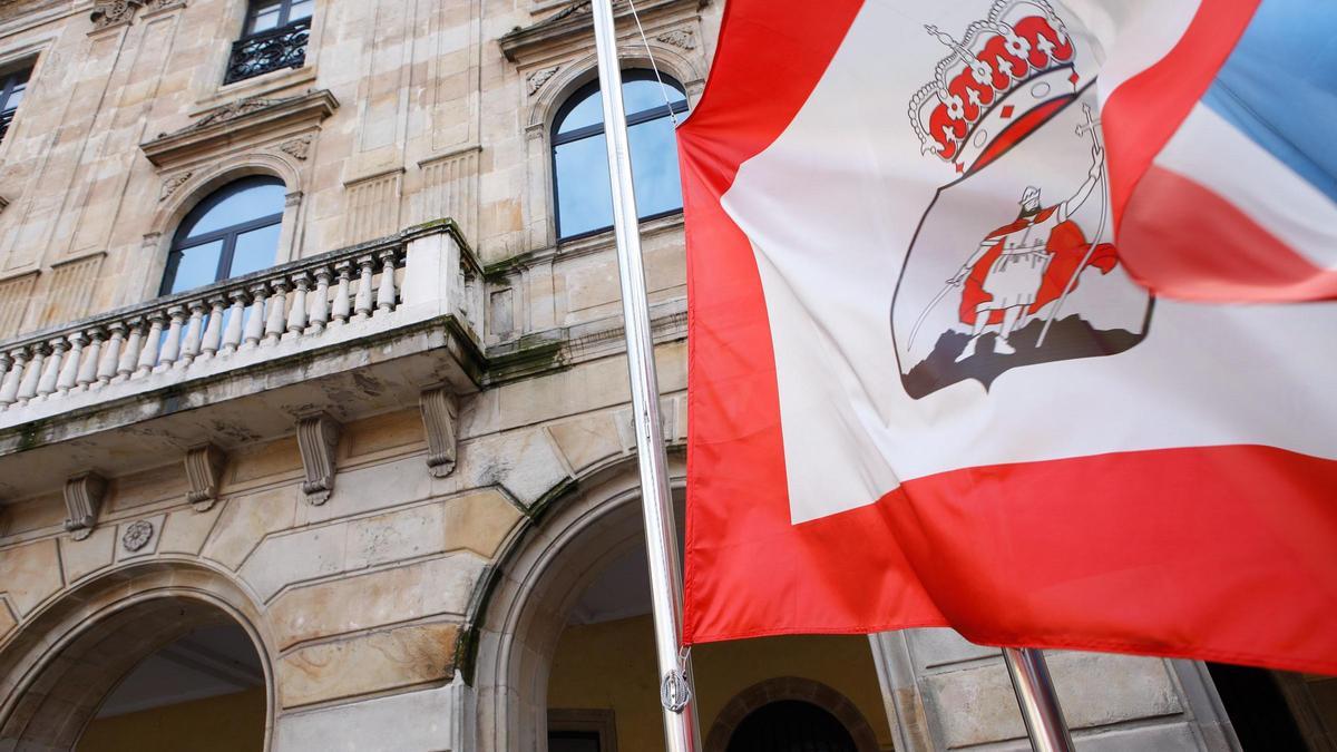 La bandera de Gijón a media asta, en una imagen de archivo.