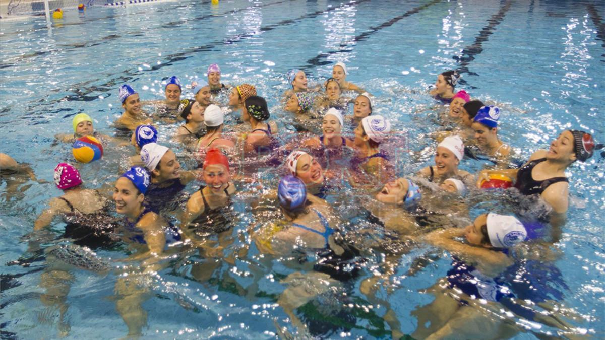 Las futbolistas del Barça se divirtieron en su visita a las waterpolistas del CN Sabadell