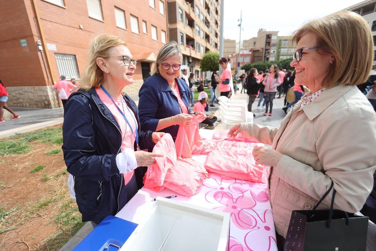 Las imágenes de la Marcha contra el Cáncer de Mama en Almassora