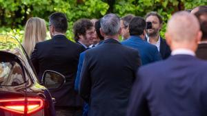 Javier Milei a su llegada a la embajada argentina en Madrid con los empresarios.