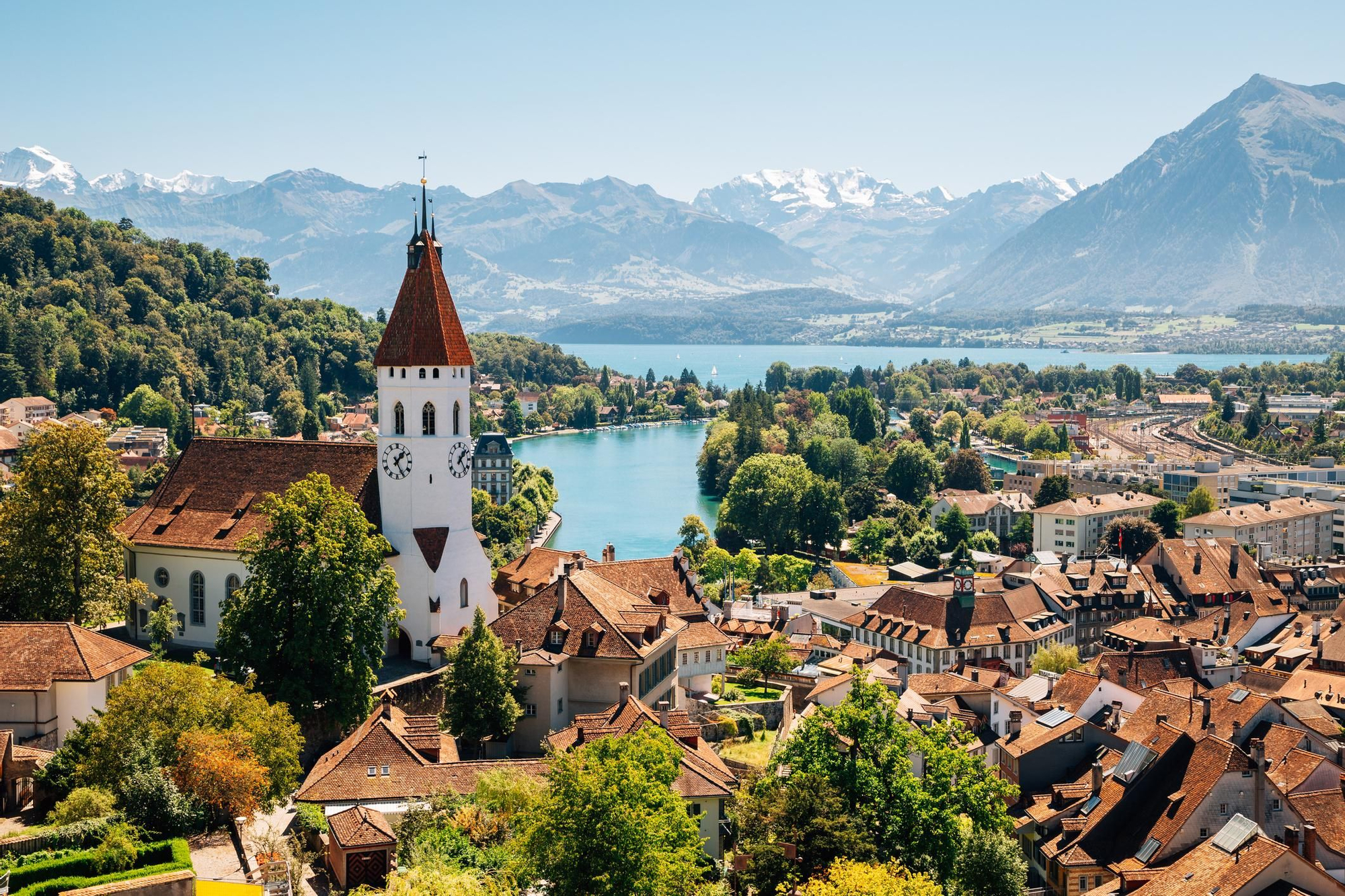 Montaña de los Alpes desde un pueblo en Suiza