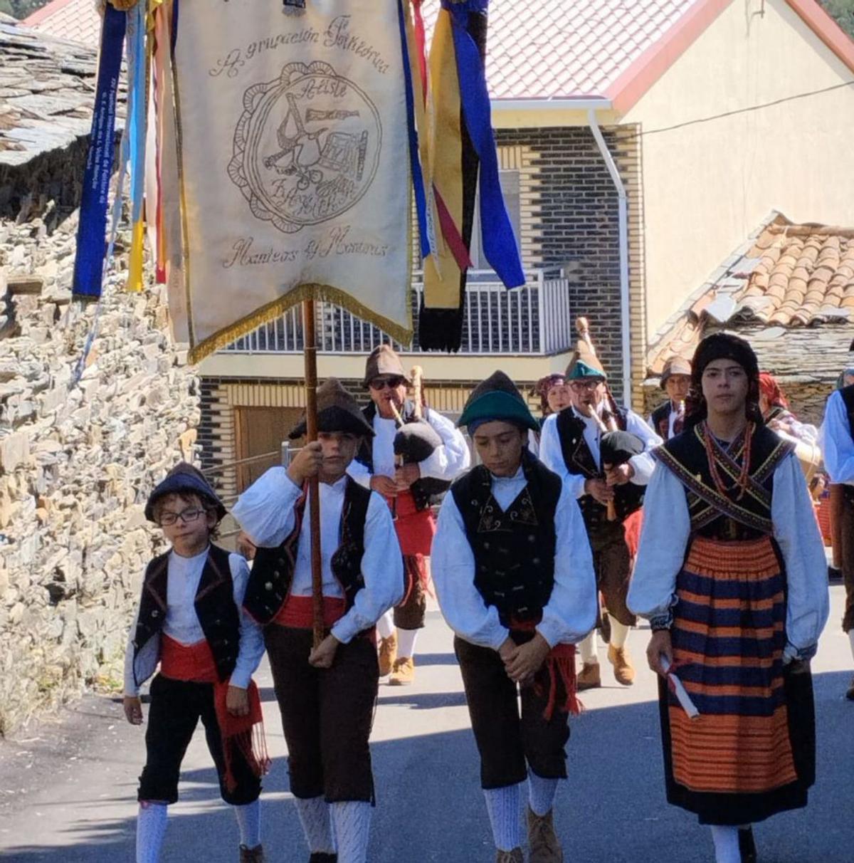 Jóvenes de Manteos y Monteras durante la procesión. | Ch. S.