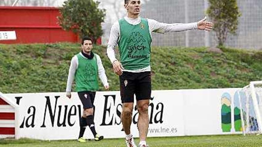 Casquero realiza instrucciones durante el entrenamiento de ayer en Mareo.