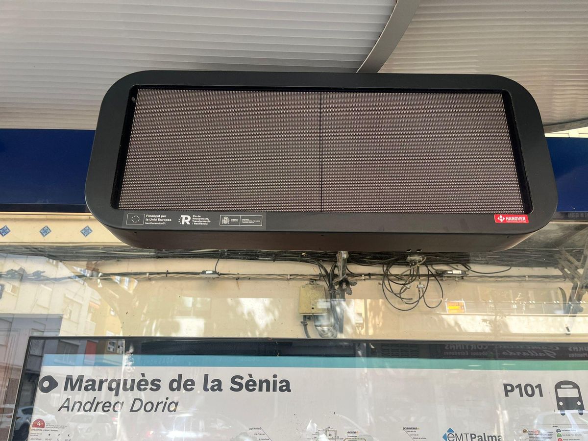 La pantalla de la parada del Marquès de la Sènia tampoco funciona.