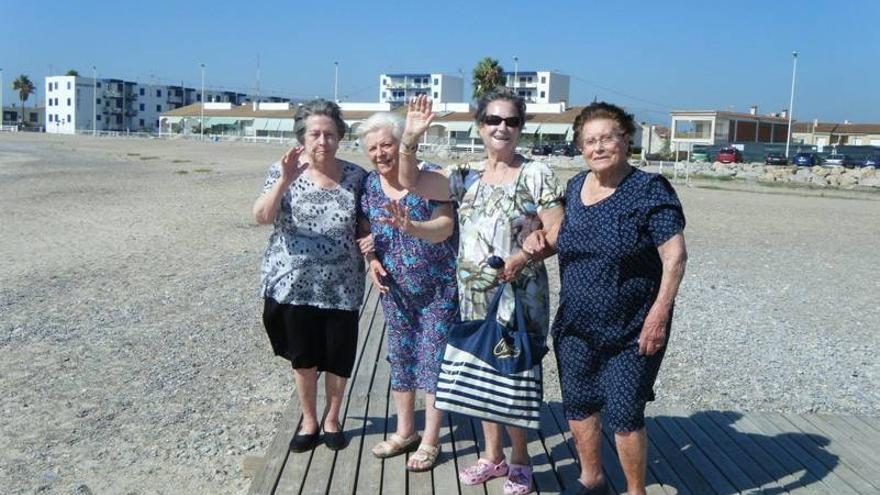 La residencia de la tercera edad de Almassora toma el sol en Benafelí