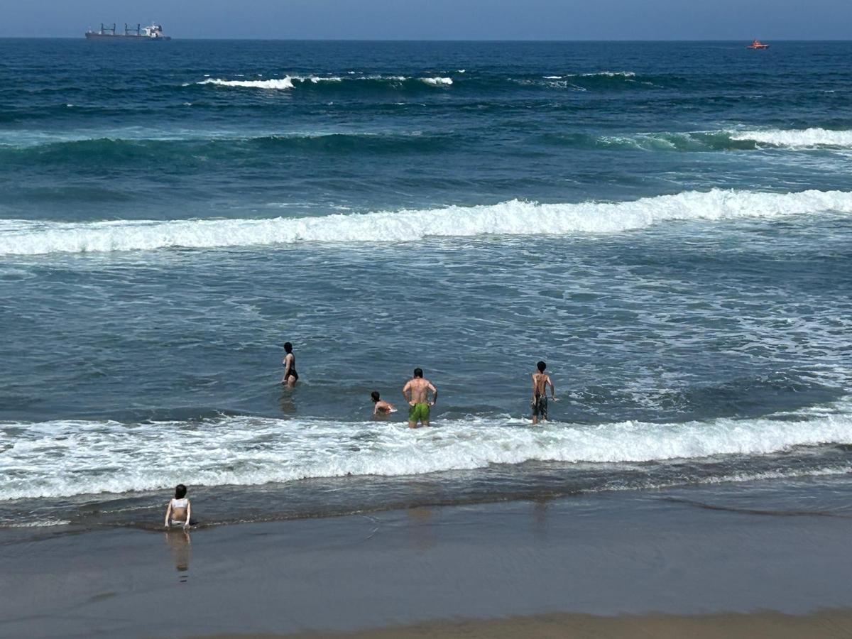 EN IMÁGENES: Labores de búsqueda por tierra, mar y aire de Iyán García, avilesino de 19 años desaparecido tras ser arrastrado por la corriente en Salinas.